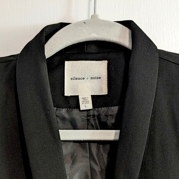 Urban Outfitters Silence+ Noise Perfect Blazer Black padded shoulder size L - Picture 7 of 8